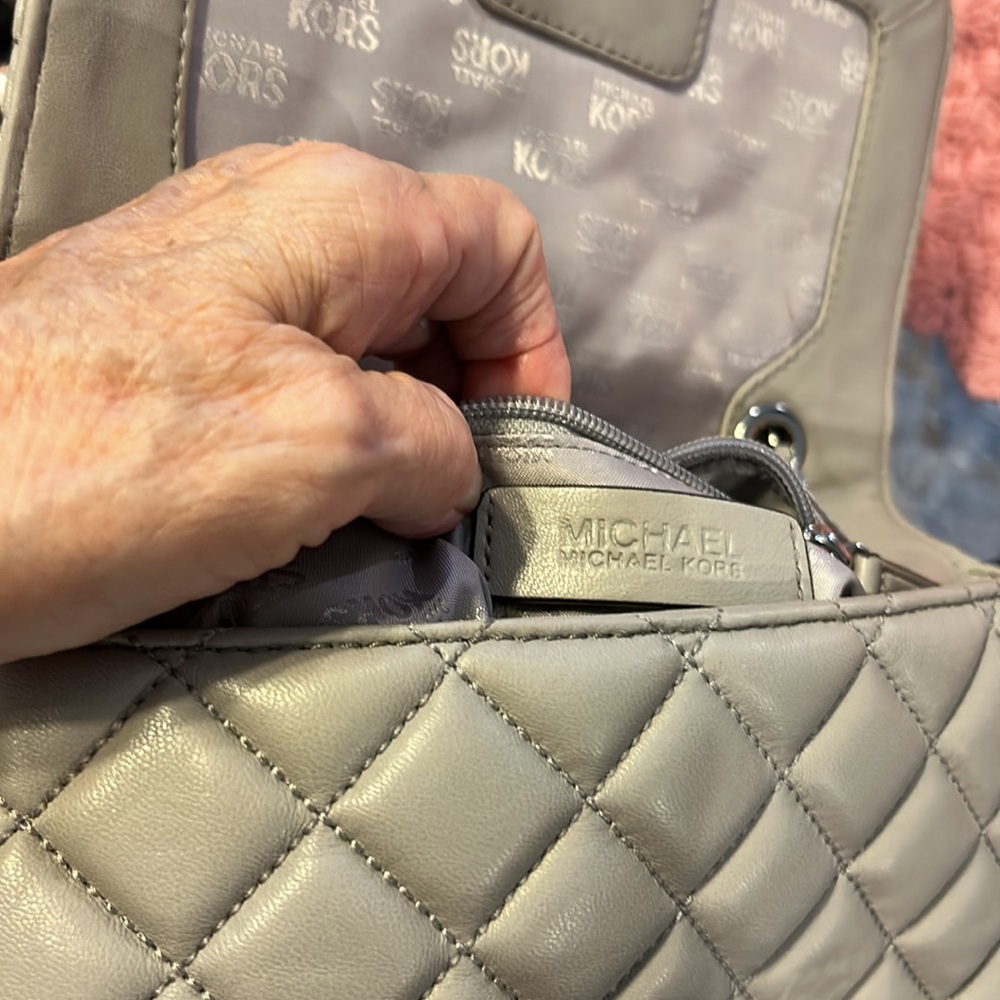 Michael Kohr gray quilted final bag that can be carried the chain inside - Picture 8 of 14